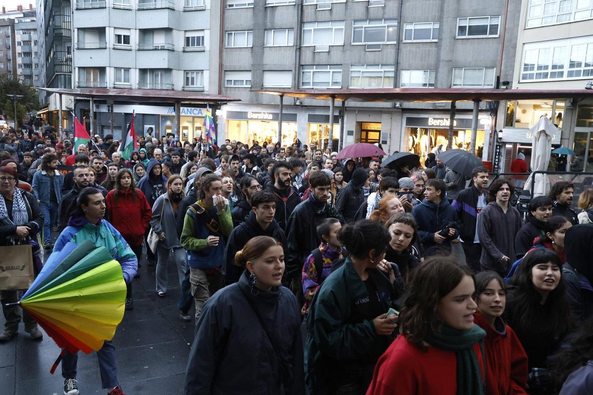 Más de un centenar de personas protestaron este viernes en Santiago por las cargas policiales y las detenciones del pasado domingo tras la marcha por el alto el fuego en Palestina