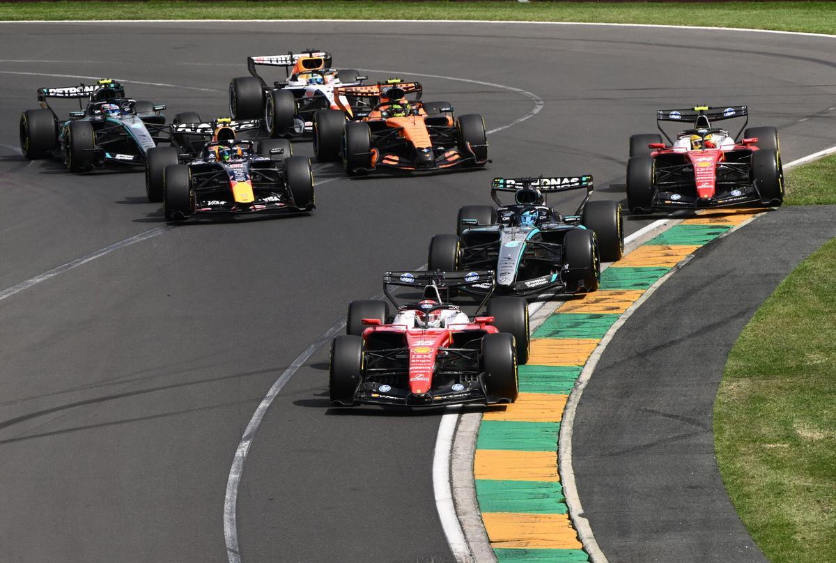 Charles Leclerc supera a George Russell en la salida.