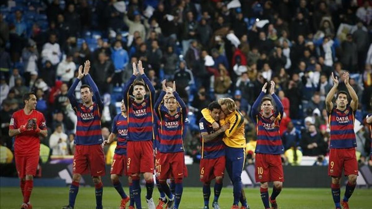 Los futbolistas del FC Barcelona celebran su goleada en el Bernabéu en la primera vuelta