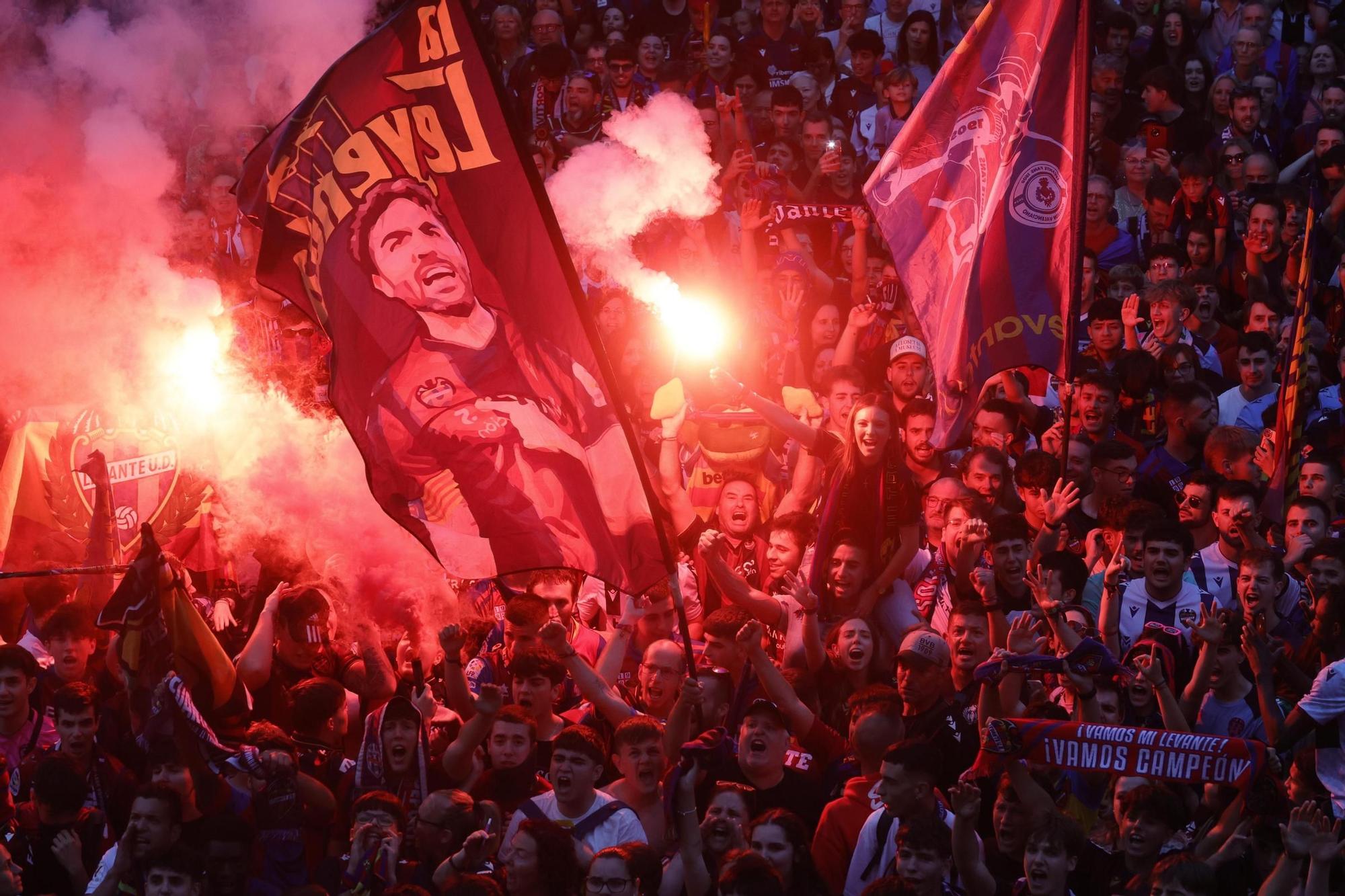 Todas las fotos de la rúa del Levante UD por su ascenso a Primera División