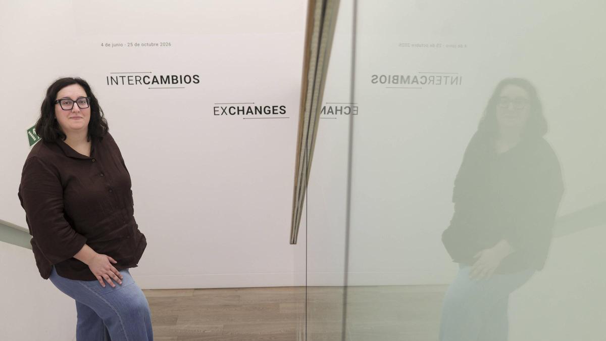 Laura Baños, a la entrada de la exposición "Intercambios" en el edificio Ampliacion del Bellas Artes de Asturias.
