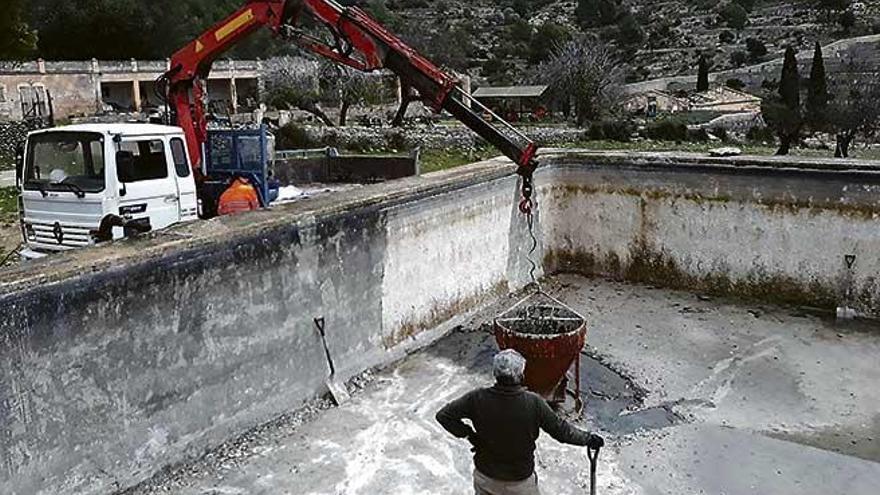 Una imagen de los trabajos que se han realizado en el interior de la alberca.