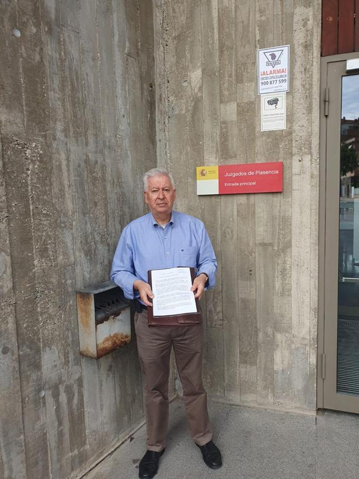Julián Gutiérrez, presidente de Intramuros de Plasencia, en el juzgado.