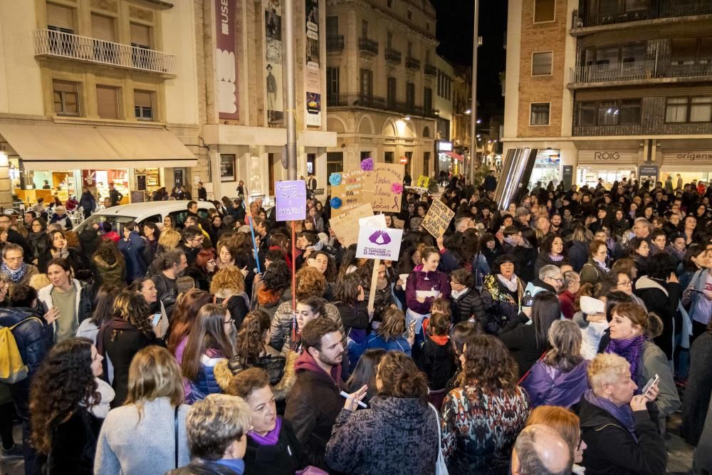 Centenars de persones surten al carrer el 8M