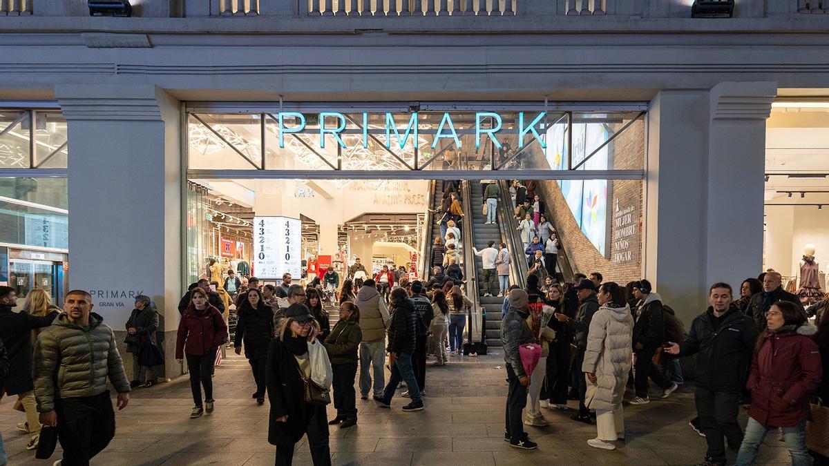 Mañana habrá colas kilométricas en Primark para conseguir los pantalones vaqueros que se ciñen y resaltan la silueta: ajustados y de varios colores por 10 euros