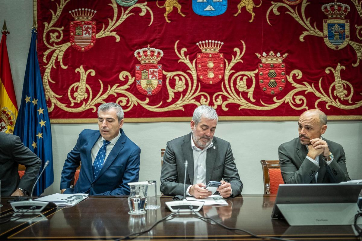 El presidente de Canarias, Fernando Clavijo Batlle, se reúne con los portavoces parlamentarios para valorar las medidas que puede impulsar el Gobierno de Canarias para hacer frente a las consecuencias que la guerra en Oriente Medio está generando en el Archipiélago; así como analizar las acciones aprobadas por el Gobierno de España y su incidencia en las islas