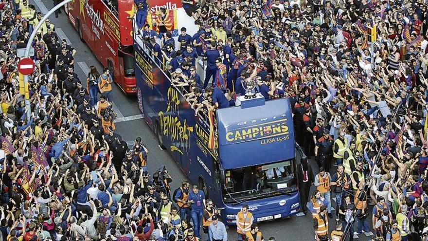 El Barcelona saborea la Liga con un desfile triunfal muy tranquilo