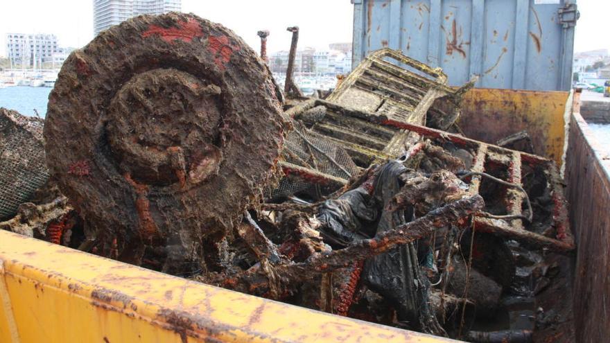 Retiren 5.200 quilos de deixalles del fons marí del Port de Palamós en dos dies