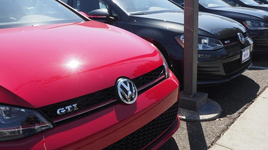 Varios coches Volkswagen en un concesionario en EEUU.