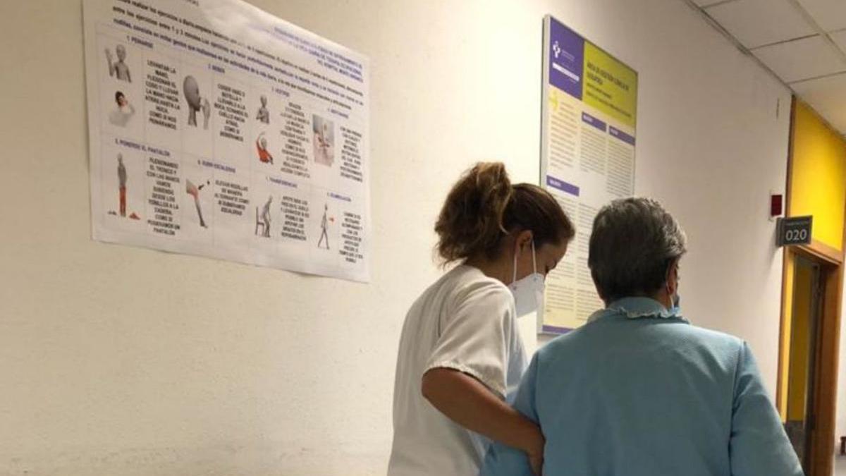 Atención hospitalaria a una anciana. | LNE