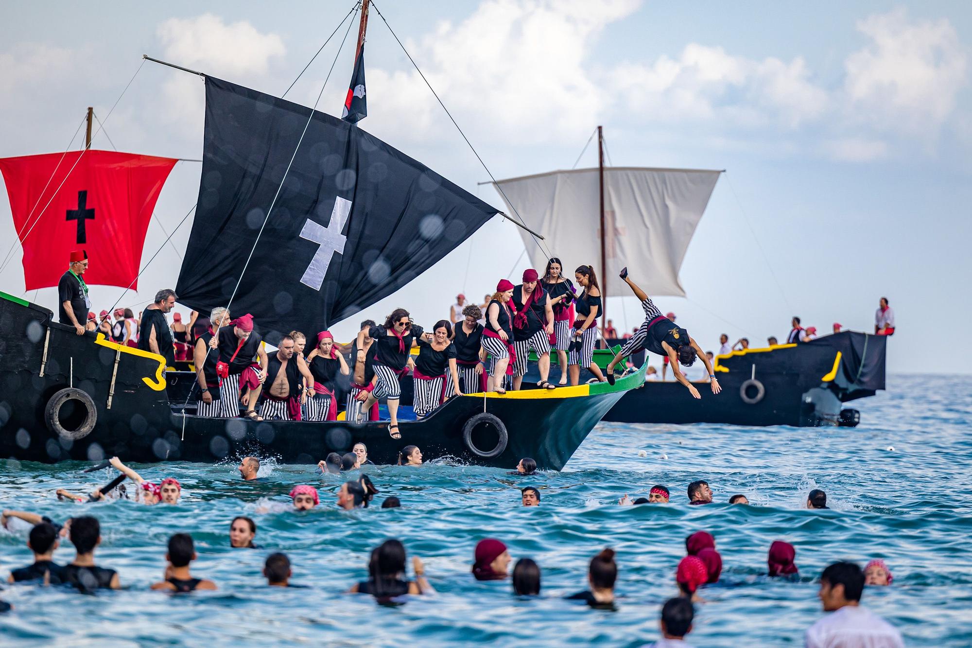 Fiestas de La Vila. Así ha sido el Alijo y la Embajada Contrabandista en la Playa.