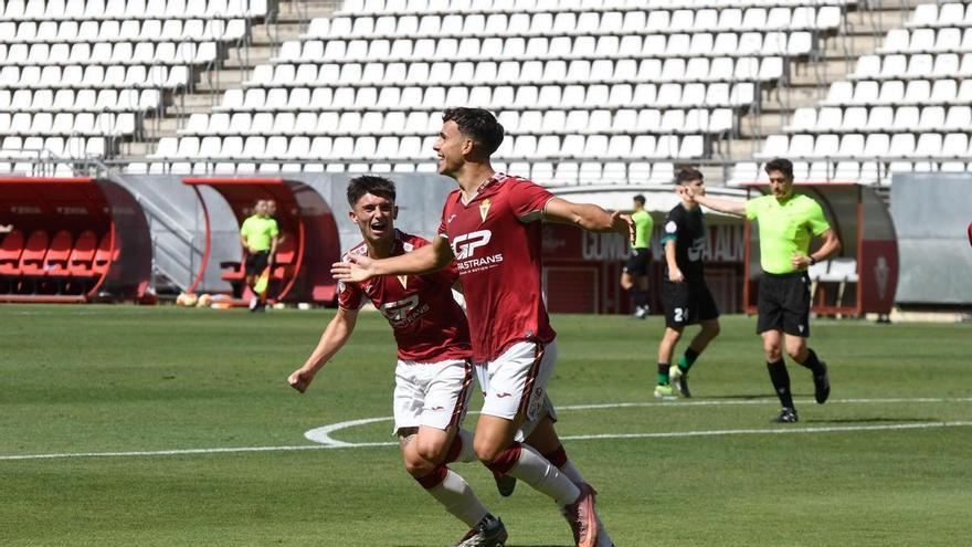 El Real Murcia Imperial se acerca al ascenso a Segunda RFEF con un doblete de Meca