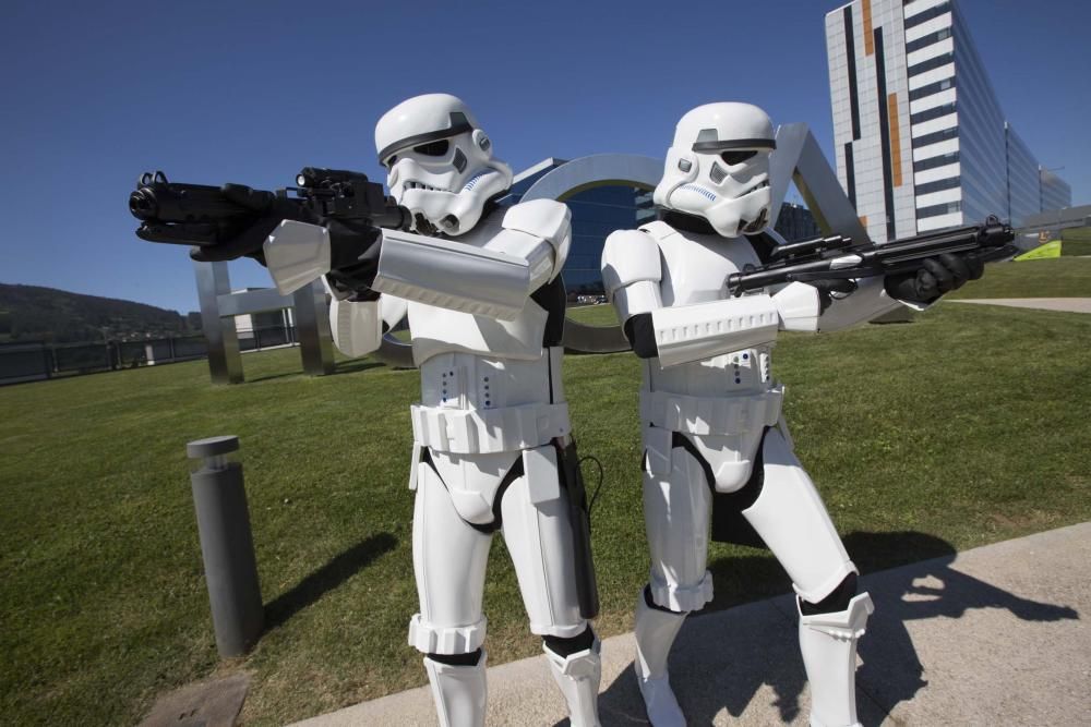 Miembros de la 'Legión 501' de Star Wars en Asturias, en el HUCA