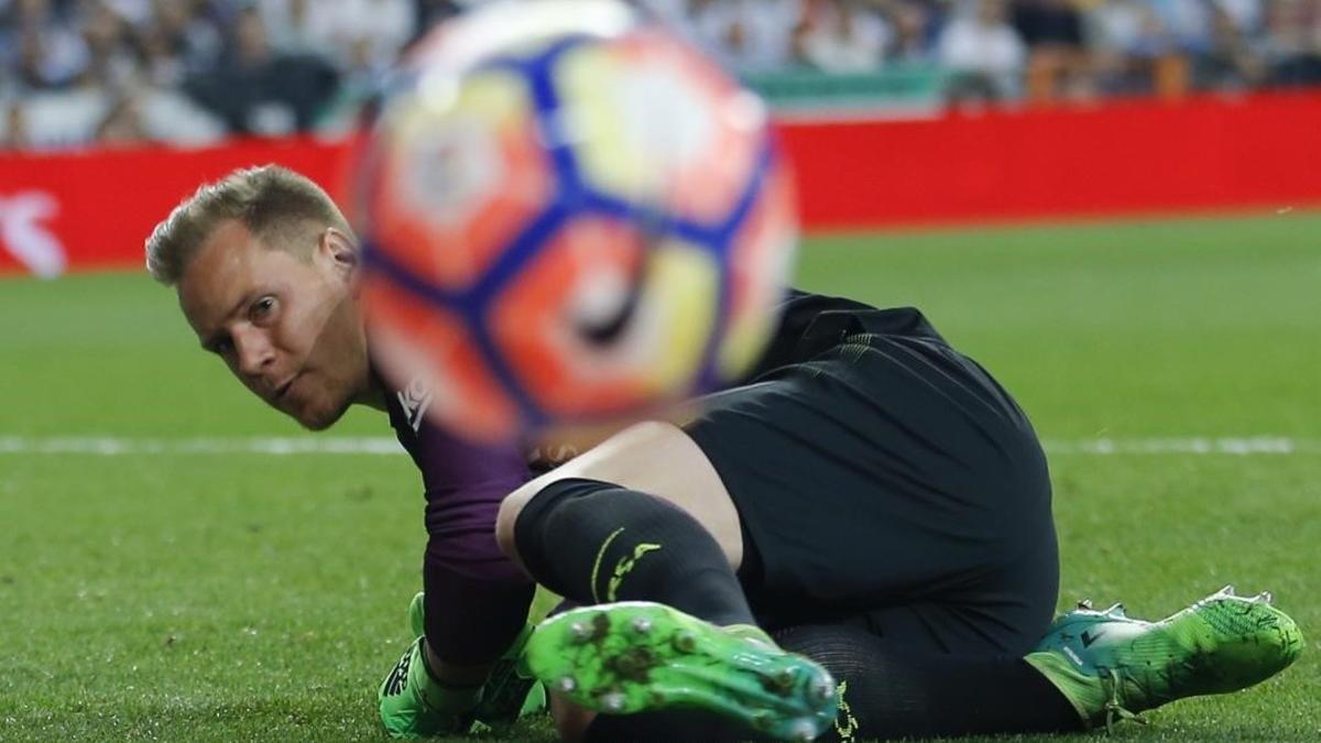 Ter Stegen sigue con la vista el balón después de abortar un remate de Benzema en el clásico del domingo.