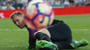 Ter Stegen sigue con la vista el balón después de abortar un remate de Benzema en el clásico del domingo.