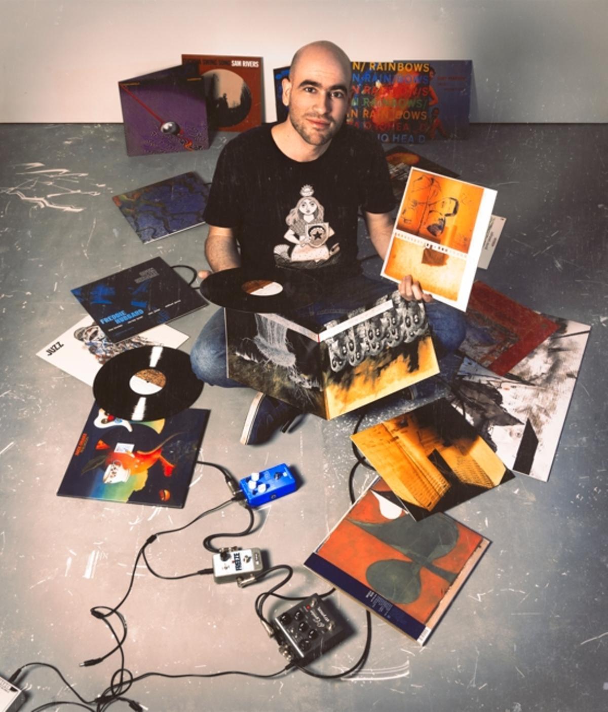O pianista cangués Xan Campos rodeados de vinilos.
