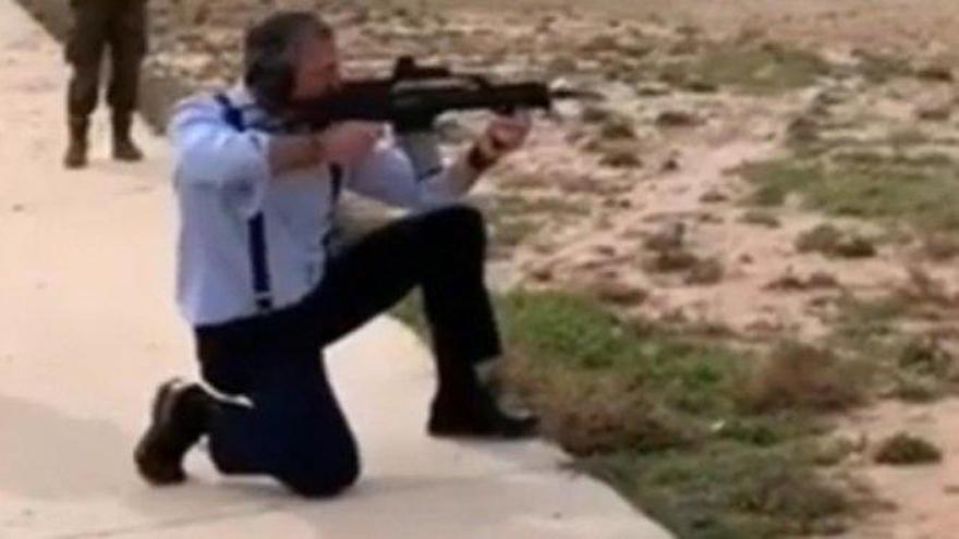 Ortega Smith, con un fusil de asalto: &quot;A este había que cargárselo&quot;