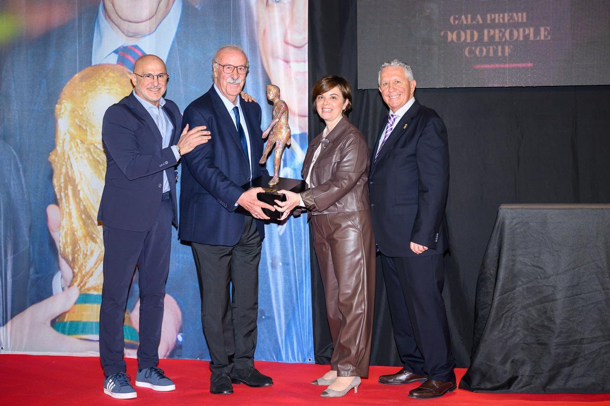 Vicente del Bosque con el galardón junto al actual seleccionador español de fútobl, Luis de la Fuente, el presidente del COTIF, Eliseu Gómez y la alcaldesa en funciones de l'Alcùdia, Àngels Boix
