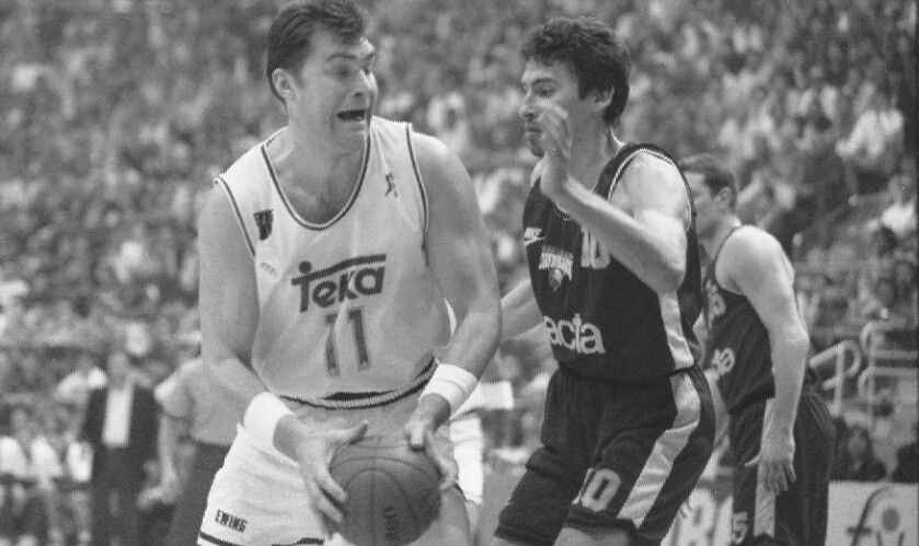 Arvydas Sabonis y Panagiotis Fassoulas en un partido de la Copa de Europa.