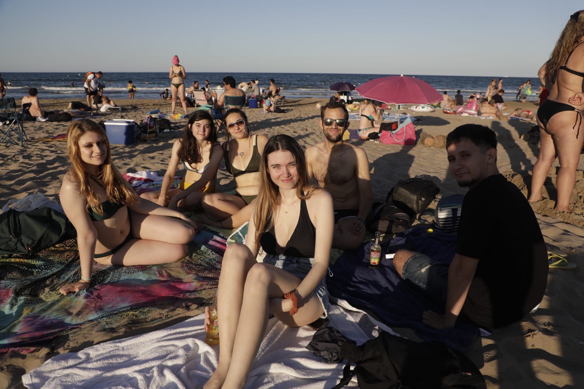 València inunda sus playas en el primer San Juan poscovid