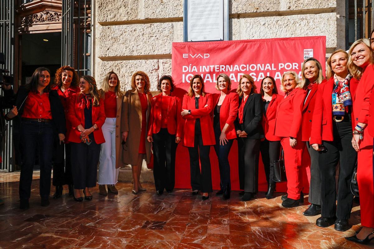 Representantes de EVAP, con la alcaldesa María José Catalá, junto al ayuntamiento.