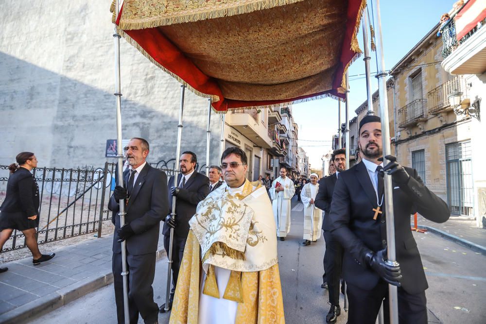 La imagen de San Vicente portada a hombros exclusivamente por varones salió en procesión por las calles de Callosa de Segura, como es tradición cada segundo lunes de Pascua