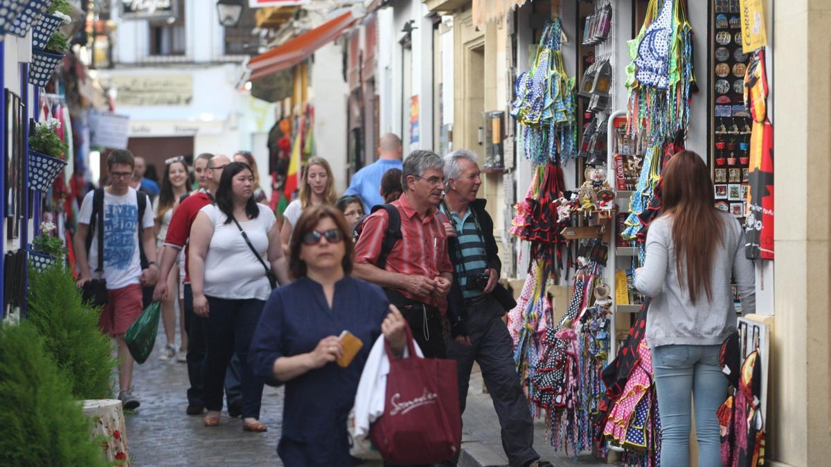 Turistas y compradores en una de las calles comerciales del centro de Córdoba.