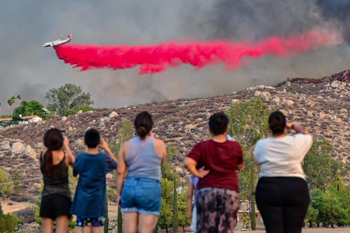 Lucha sin tregua contra el fuego en Hemet (California)