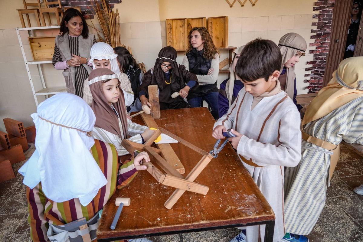Badajoz se transforma en Belén: Más de 500 alumnos del colegio Santa Teresa recrean el nacimiento de Jesucristo
