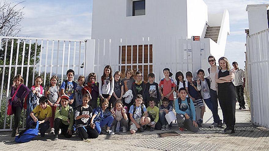 Un grupo de estudiantes, en el exterior del Observatorio de Puig des Molins.