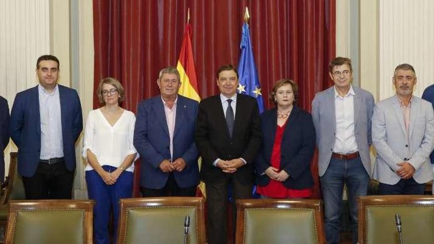 Santalla (tercero por la derecha) junto a la delegación de UPA que se citó con el ministro.