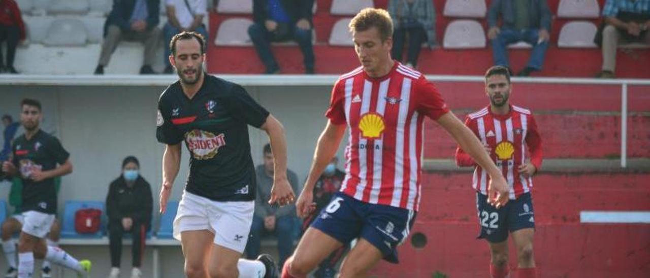 Yago Pérez toca el balón en una jugada del Alondras-Racing Villalbés. |  // GONZALO NÚÑEZ