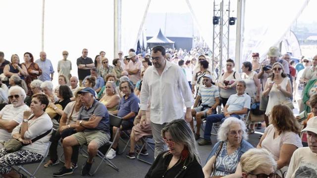 Adrián Barbón entra en una Carpa de la Palabra abarrotada de público para escuchar su participación en la Semana Negra. | MARCOS LEÓN