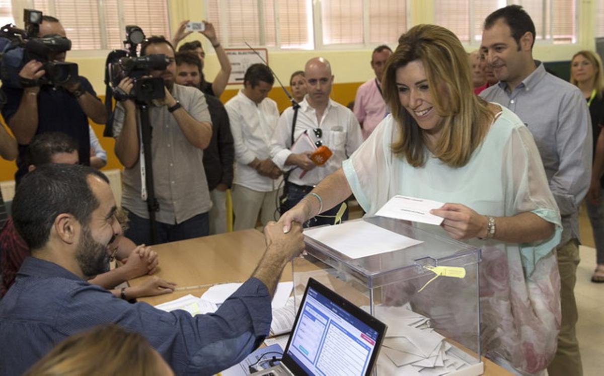 Susana Díaz, acompañada por su marido, ha ejercido su derecho al voto en un colegio electoral del barrio de Triana en Sevilla.