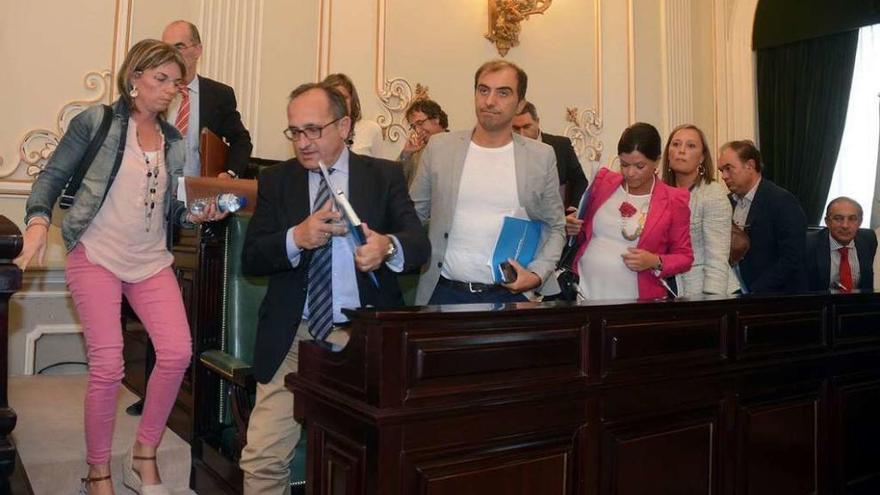 Los diputados del Partido Popular se disponen a salir de su bancada para abandonar el pleno. // Rafa Vázquez