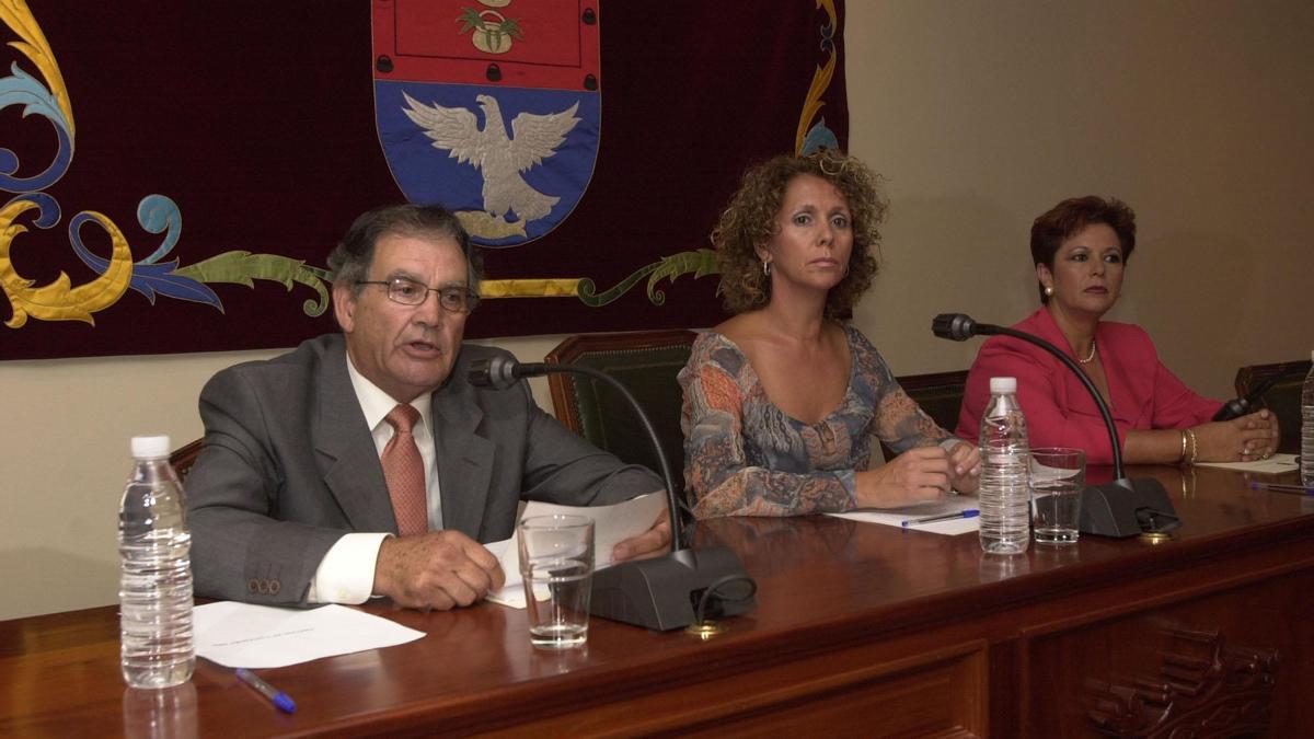 José María Espino González, en el Ayuntamiento de Arrecife junto a María Isabel Déniz (exalcaldesa) y Encarna Páez.