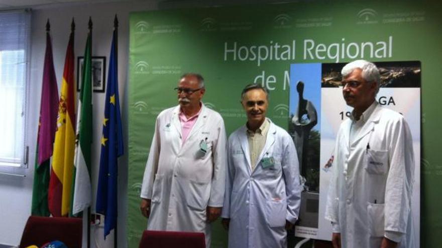 De izquierda a derecha, profesionales del Hospital Regional de Málaga: José Ramos, urólogo y responsable del programa de trasplantes de la Unidad de Gestión Clínica de  Urología; Miguel Angel Frutos, coordinador de trasplantes del Sector Málaga; Domingo Hernández, director de la Unidad de Gestión Clínica de Nefrología.