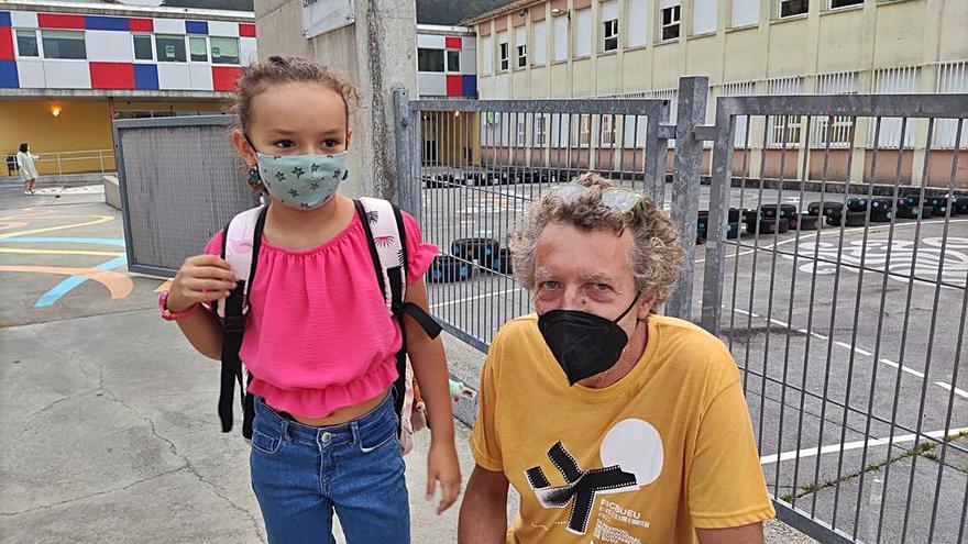 Claudia, que empieza segundo de primaria, junto a su padre.   | //  C. G.