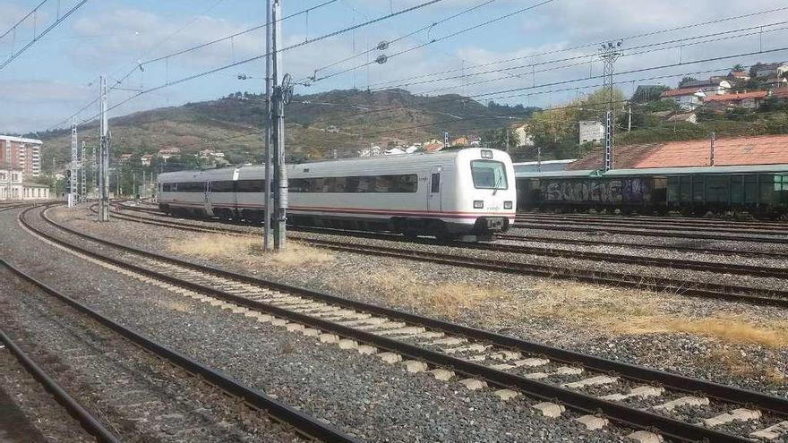 Vías en el entorno de la estación de Ourense, que será remodelada en los próximos meses. // Iñaki Osorio