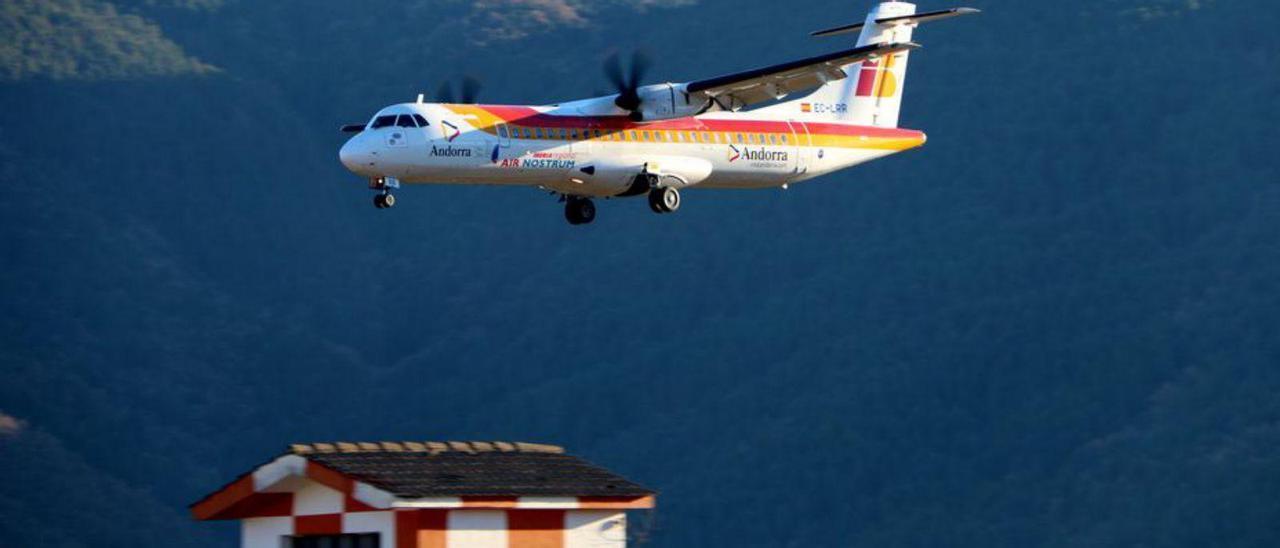 Un avió volant sobre l’aeroport de la Seu | ACN