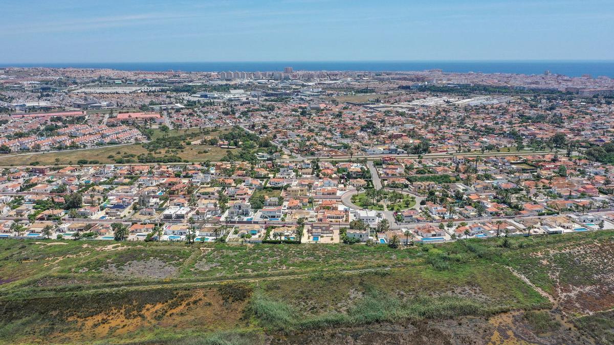 Imagen aérea de una zona residencial de Torrevieja, la ciudad con mayor oferta de vivienda secundaria de España.  | TONY  SEVILLA