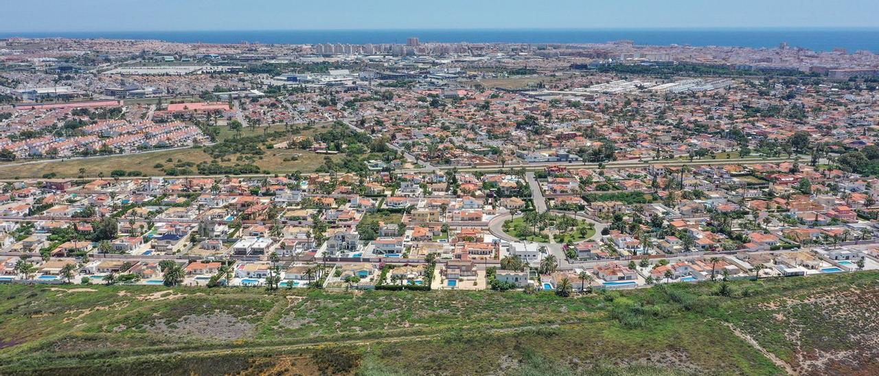 Imagen aérea de una zona residencial de Torrevieja, la ciudad con mayor oferta de vivienda secundaria de España.  | TONY  SEVILLA