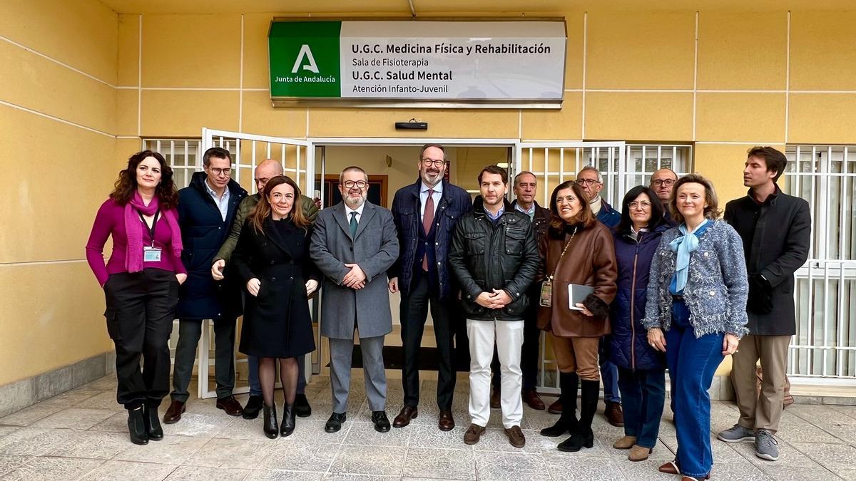 Participantes en la inauguración de la nueva unidad de atención en salud mental infanto-juvenil de Cabra.