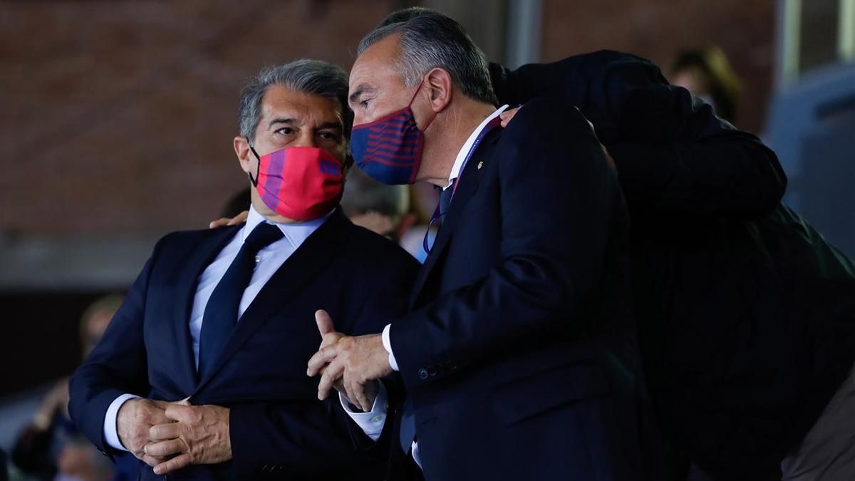 Joan Laporta, en el palco junto a Rafael Yuste