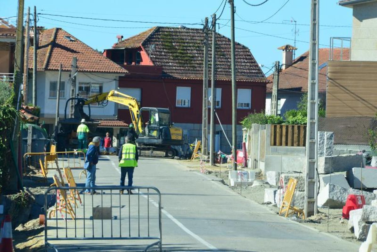 Trabajo en las márgenes de la calzada que acogerán espacios para peatones. | // G.N.