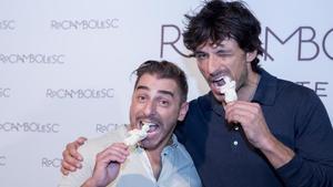 Jordi Roca y Andrés Velencoso prueba ’VelenCoco’, el helado de Rocambolesc inspirado en la figura del modelo.