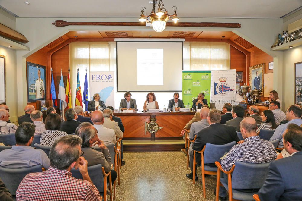 El Real Club Náutico acogió el Foro Provincia de Alicante (PROA), impulsado por la unión de colegios profesionales, sobre la relación puerto-ciudad