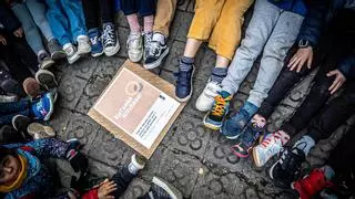 Un zapato de cada para reivindicar la escuela inclusiva en el Día Internacional de la Educación