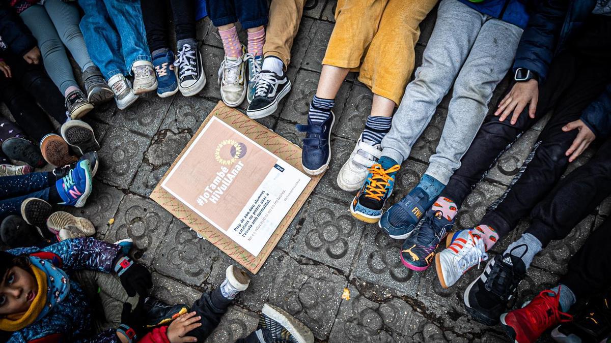 Alumnos de la escuela Fructuós Gelabert, con un zapato de cada para reclamar la escuela inclusiva.