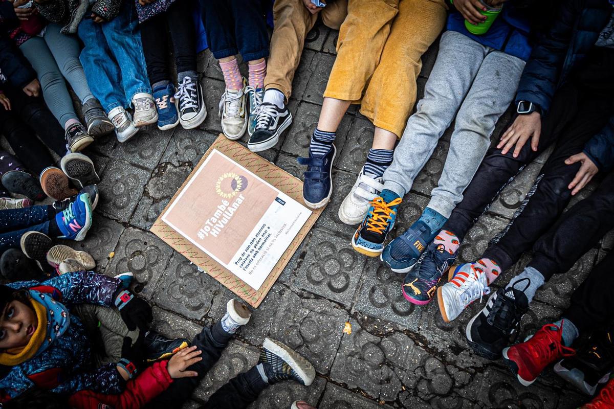 Alumnos de la escuela Fructuós Gelabert, con un zapato de cada para reclamar la escuela inclusiva. Alumnos de la escuela Fructuós Gelabert, con un zapato de cada para reclamar la escuela inclusiva.
